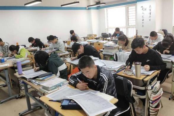 網傳“中考禁止復讀，落榜生只能念技?！笔侵{言，官方辟謠并提醒關注自費留學中介服務